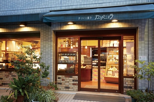 カンパニュラでは開店と同時に、焼きたてのメニューが店頭に並ぶ