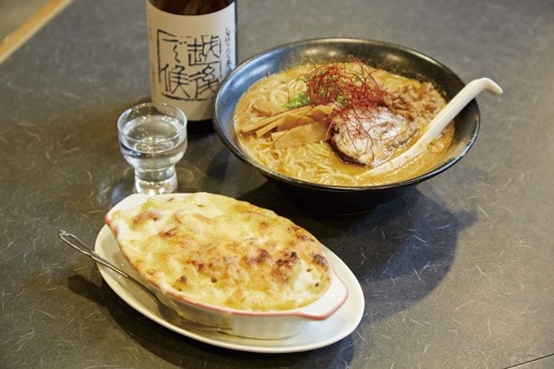 伊勢周の「エビグラタン」(写真手前・680円)と「濃厚担々麺」(写真奥・680円)