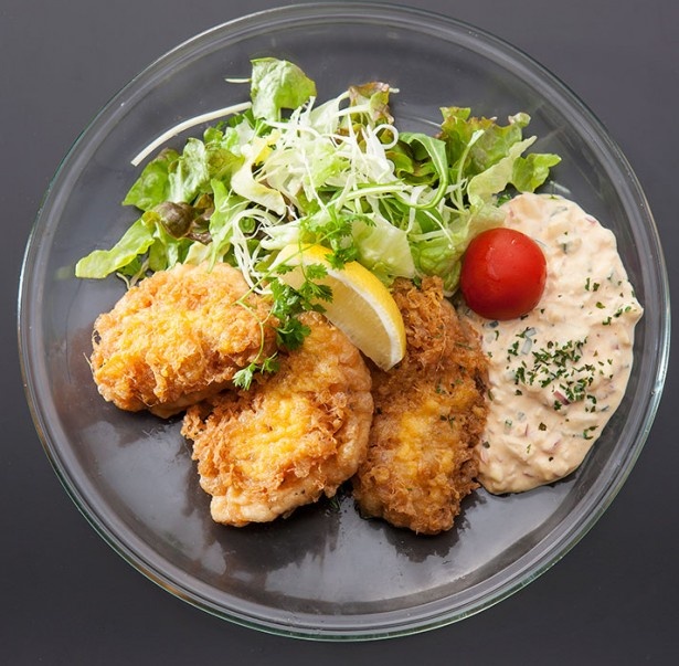 【写真を見る】百十の「本場のチキン南蛮」(650円）は宮崎出身の店主が作る本場の味
