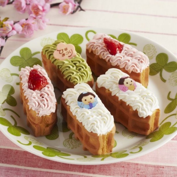 【写真を見る】ひし餅にちなんで3色でデコレーションした「ひなまつりワッフルドルチェ」は2月28日より発売！同商品は5個（いちご 2個、ホワイト 2個、抹茶 1個）で税抜1300円