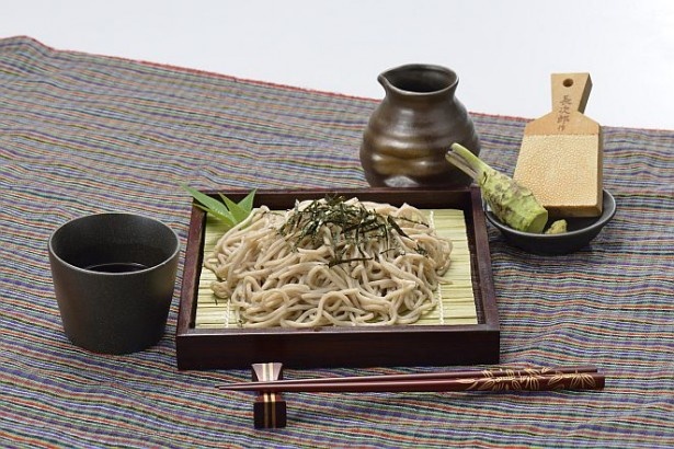 【写真を見る】趣味として注目が集まっているそば打ち。自宅で味わう作りたてのそばは格別だ