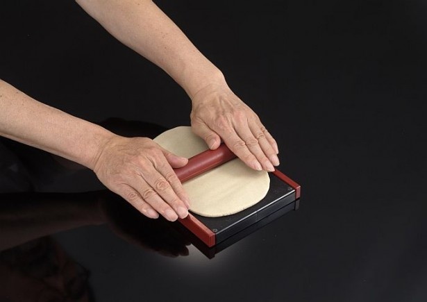 厚さ調整ガイドが付いているため、好みの厚さに伸ばすことができる