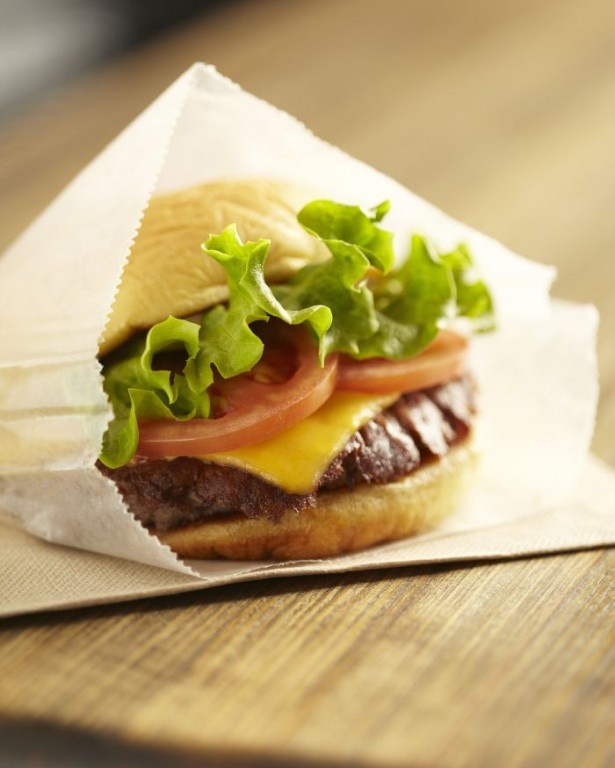 【写真を見る】日本でも販売が予定されている「シャックバーガー」。ビーフパティ、チーズ、レタス、トマトなどが入っている