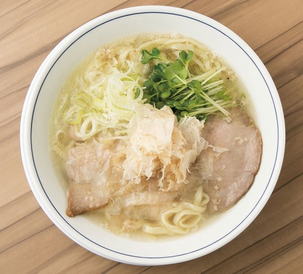 らーめん鱗 西中島店の「塩らーめん」 (750円)。トッピングされた鶏節がスープに旨味を増す