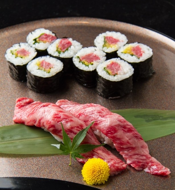 【写真を見る】将泰庵は「和牛炙り握り」「黒毛和牛牛丼」「和牛炙り鉄火丼」などを販売。A5ランクの最高級黒毛和牛を堪能したい