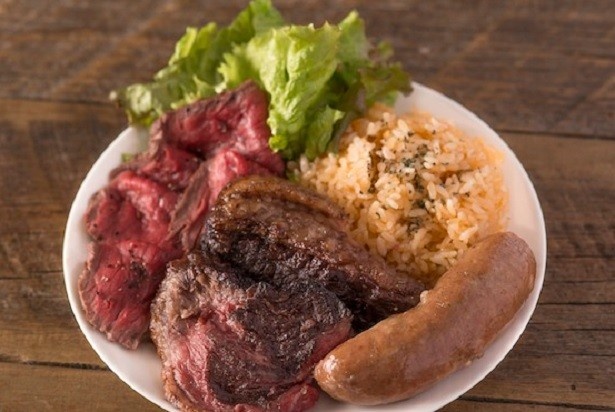 ブラジリアン食堂BANCHOは「シュラスコ弁当」「ブラジリアン唐揚げ」「牛スジと野菜のシチュー」などを販売。ジューシーなシュラスコが楽しめる