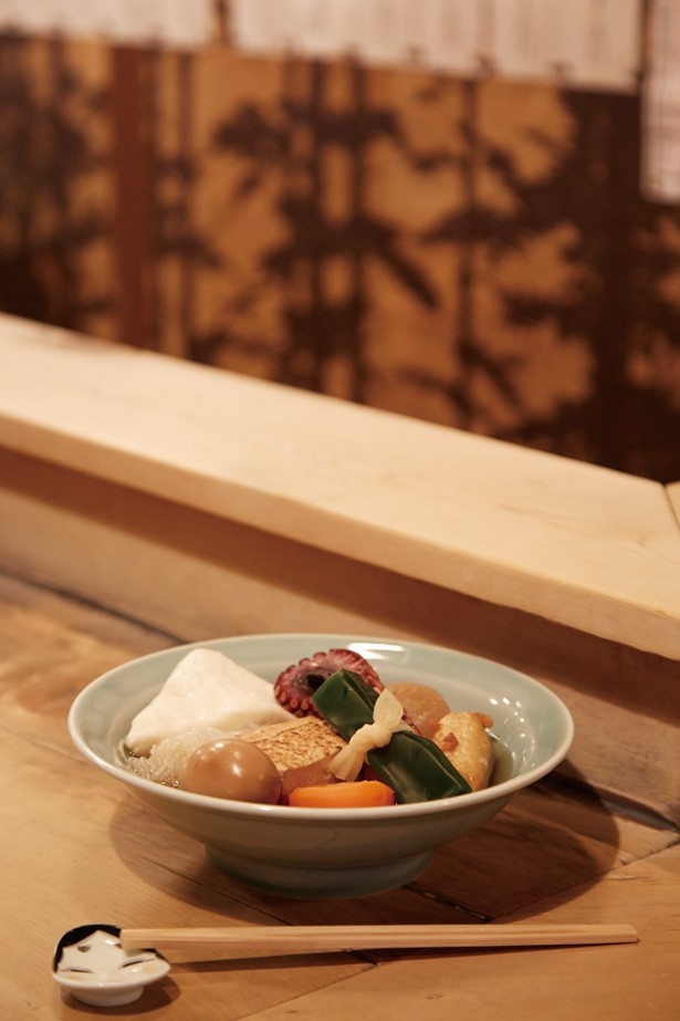 大多福の「おでんおまかせ盛り」(2500円)は、ダシがしっかりと染み込んだ9種類のおでんが入っている