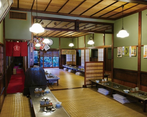 藤敷きの座敷が広がる、桜鍋 みの家 本店。座敷奥の箱庭も必見