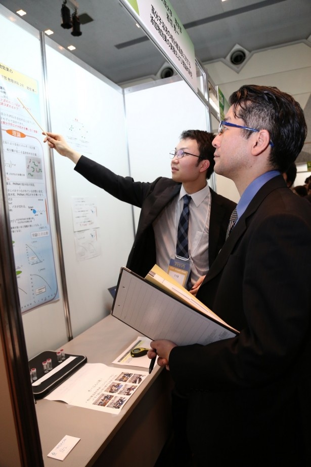 【写真を見る】ポスター発表は、参加者や審査員に研究内容を説明する(2014年の様子)