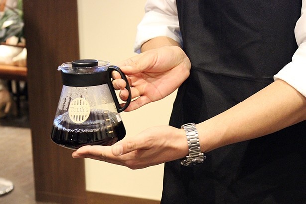 コーヒーのアクが出ないよう、400ccになった時点でドリッパーを外す。抽出の最初と最後とでは味にムラがあるので、終わったらポットを回してコーヒーをよく混ぜる