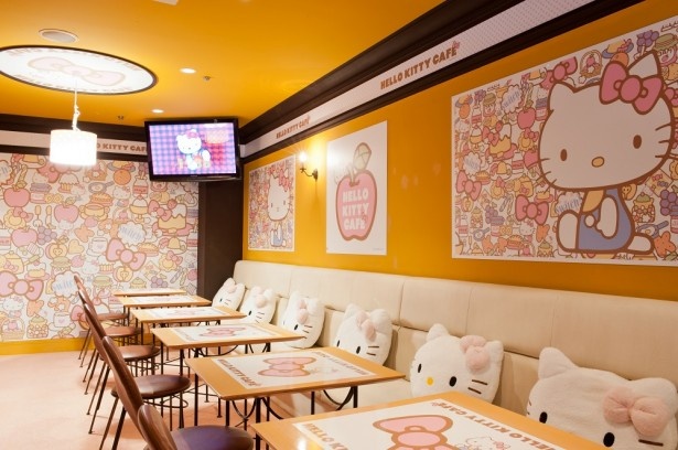 ハローキティのふわふわクッションがソファに並ぶ店内