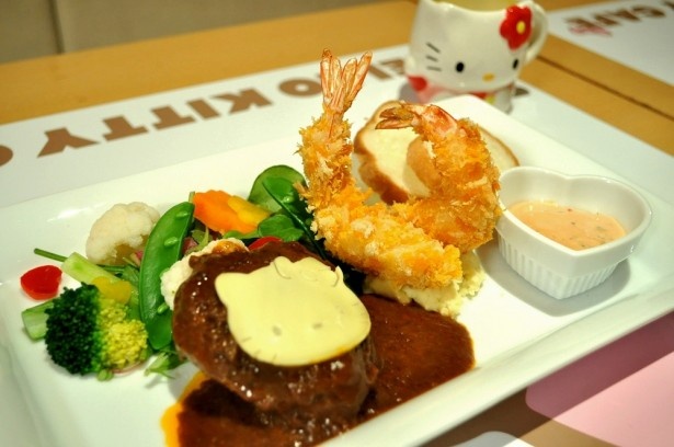 【写真を見る】ボリュームも満点！「ハートフルハンバーグ・あらっ・Nagoya パンプキンスープ付き」(1490円) 