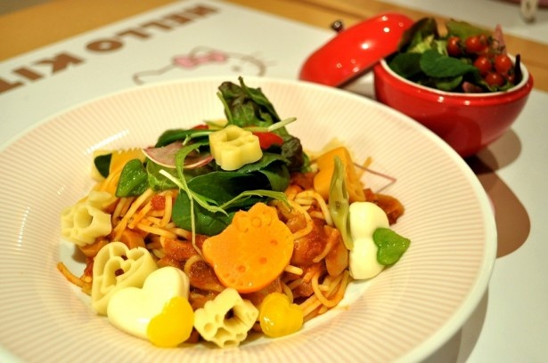 トマト＆バジル、モッツァレラのパスタ「トマトソースパスタ お花畑アレンジ」(1490円)