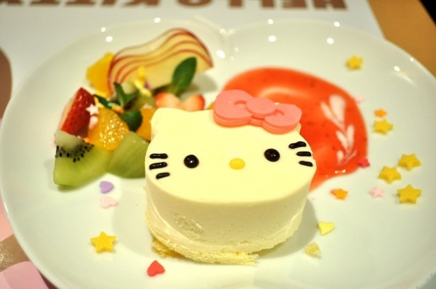 食べるのがもったいない「りんごプレートのハローキティチーズケーキ」(1490円)