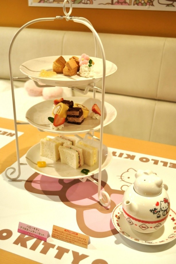 「ハローキティアフタヌーンティーセット」(2462円)は1人分の紅茶セットだが、紅茶(540円)を追加して2人で楽しむことも