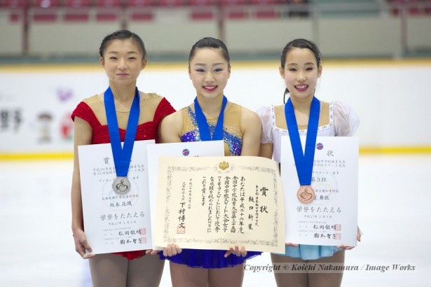 表彰式での3ショット。1位・樋口新葉、2位・坂本花織、3位・三原舞依