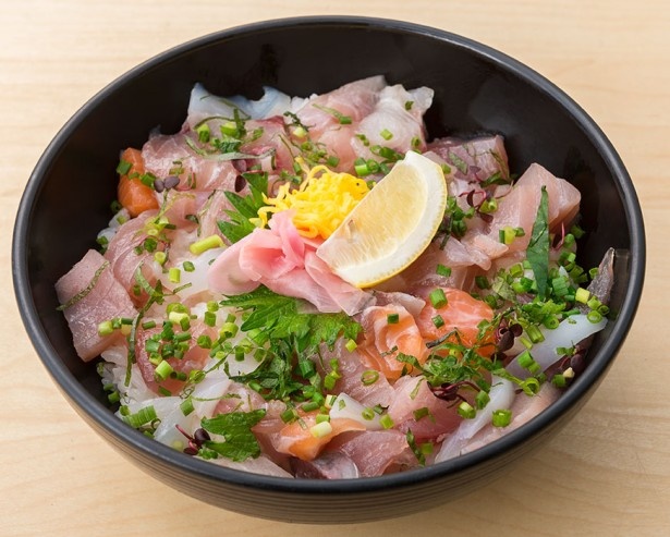 【写真を見る】旬の魚を特製ダレにくぐらせ、酢飯の上にのせた「ぶっかけ漁師丼」(900円)