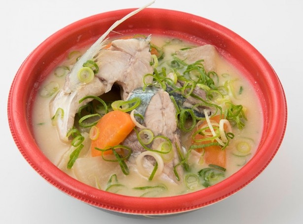 ぶつ切の魚が豪快に入っている「漁師汁」(300円)。味わい深いダシが効いている