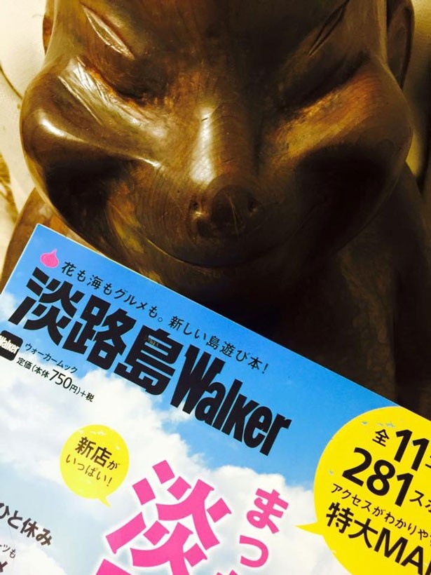 現在「通天交響楽団」のメンバーとして活躍する、2代目ビリケンさんにも、「淡路島ウォーカー」が奉納された
