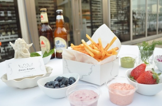 【写真を見る】「Pomme Frites Allumettes(ポムフリッツ アリュメット)」(500円)。ディップソースは常時15種類以上を用意
