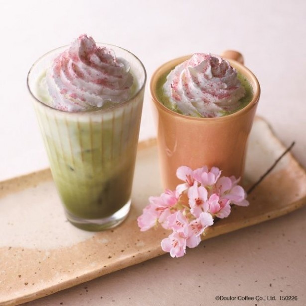 【写真を見る】淡いピンクと抹茶の緑が鮮やか！「春のホワイトショコ抹茶ラテ」(450円から)は見た目も味わいも春にぴったり