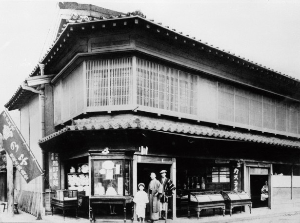 石村萬盛堂は、創業115年。伝統ある老舗和菓子屋だ。写真は、創業当時明治時代の本店前