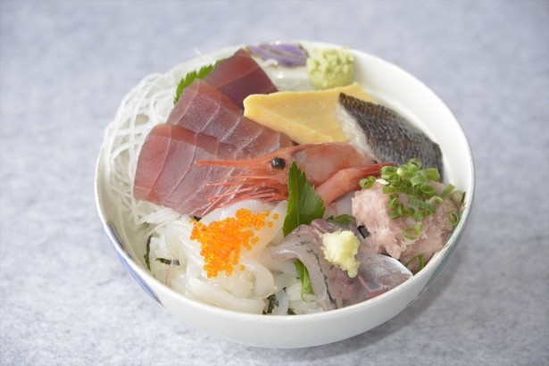 【写真を見る】第1回「丼合戦」で最優秀賞に輝いた、中石亭の「日替り漁師丼」