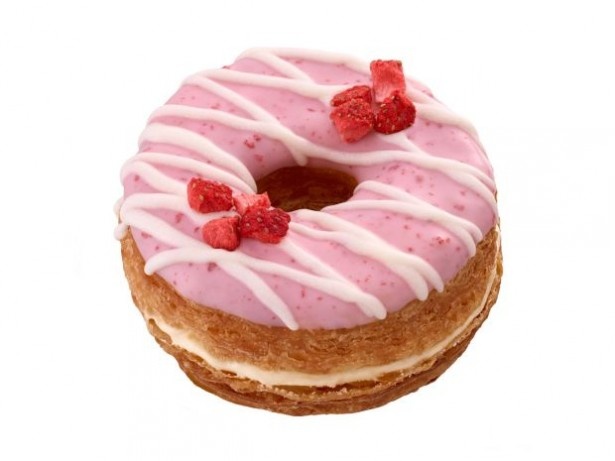 サクサクとした食感のクロワッサン生地をストロベリーチョコでコーティングした「ミスタークロワッサンドーナツ ストロベリー＆カスタードホイップ」(194円)