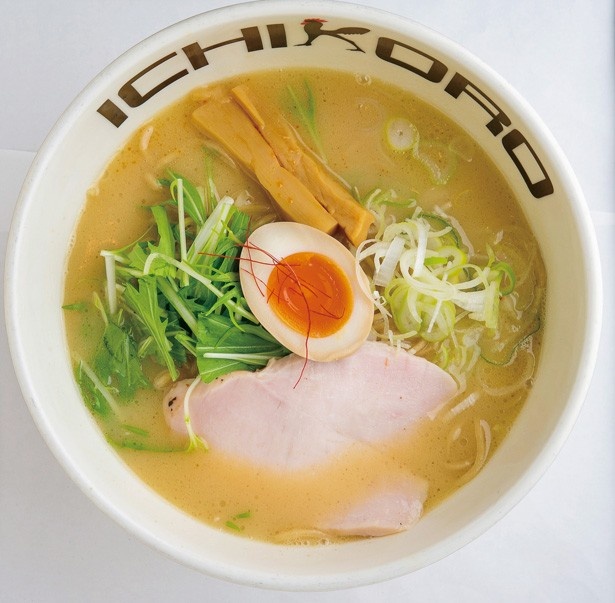 橋本マナミが絶賛する、鶏そば十番156 麻布十番店 の「純鶏そば」(780円)。「コラーゲンたっぷりの濃厚鶏白湯スープは、美肌＆スタミナ効果抜群！」とアピールする