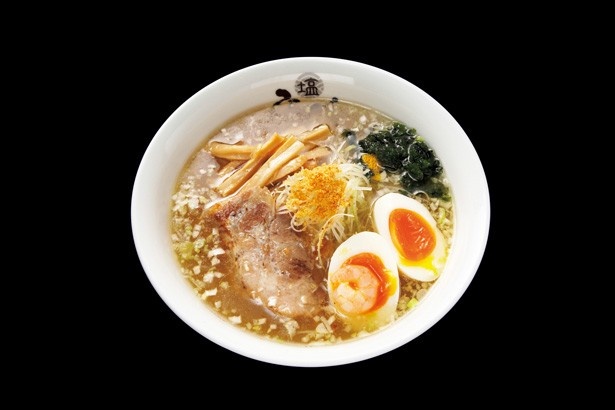 小堺一機がおすすめする「ひるがお 本店」は、昼は塩ラーメンの「ひるがお」、夜は醤油ラーメンの「せたが屋」として営業する店。なかでも、「塩玉らーめん」(820円)がお気に入りという