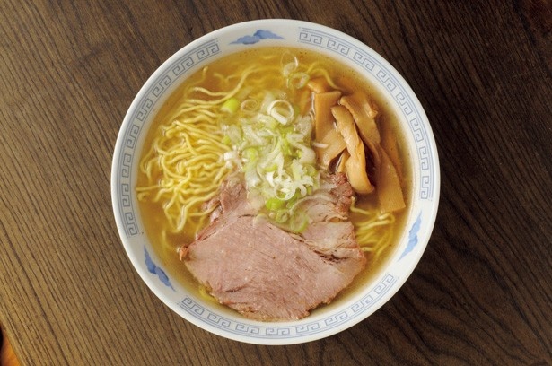 町田市のラーメン店「雷文」は、彦摩呂にとって特に思い入れの強い一軒。「ラーメン」(750円)は、「室蘭昆布や野菜をたくさん使っているからスープの旨味が違う！」と絶賛する