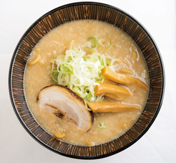 麺匠 竹虎の「裏竹虎ラーメン」(930円)は、ざわちんお気に入りの一杯。「ここのスープがとにかく好き！」と絶賛する