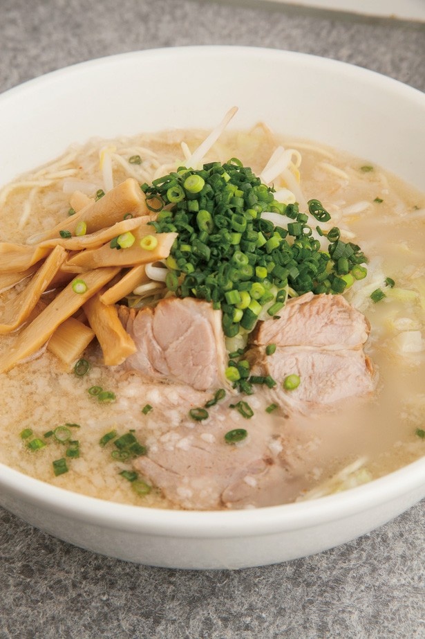 大慶の「塩らーめん」(680円)は、ギャル曽根の“推し麺”。「あっさりした中にも背脂のコクが引き立ち、クセになる塩ラーメンです」と魅力を語る