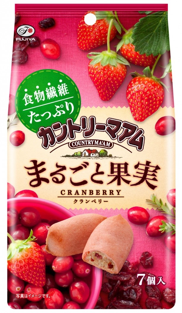 【写真を見る】クランベリー果肉と濃縮いちご果汁によるフルーティーな味わい「カントリーマアムまるごと果実(クランベリー)」(参考小売価格216円、7個入り)