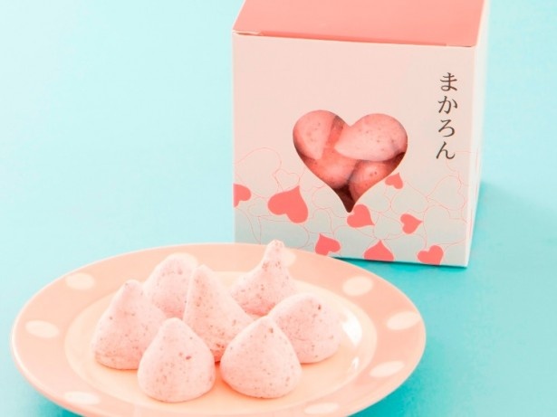 奈良 天平庵「苺まかろん」(540円)。イチゴの甘酸っぱさがぎゅっと詰まったメレンゲを焼き上げた菓子
