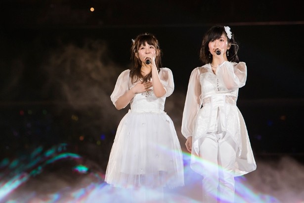 「友達」を披露する山田菜々（左）と山本彩（右）。 