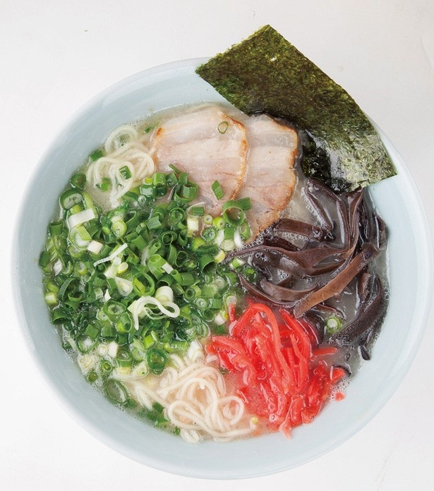 博多ばってんラーメンの「ラーメン」(650円)は、博多華丸が絶賛する昔ながらの博多豚骨ラーメン