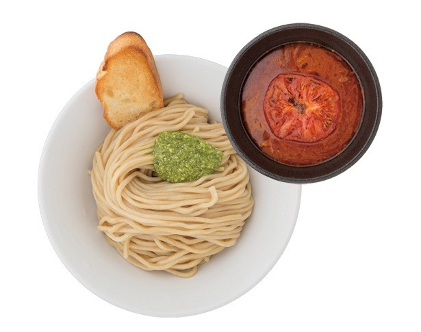 五ノ神製作所の「海老トマトつけ麺」(880円)は、NON STYLEの井上裕介が絶賛！「ラーメンのようでイタリアンっぽい雰囲気も楽しめる」