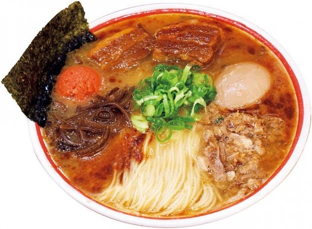 九州じゃんがら 原宿店「こぼんしゃん (全部入り)」(1180円)。神田沙也加によれば「トッピングを全種のせた全部入りが一番！」とのこと