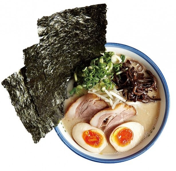 金子貴俊が「時々、無性に食べたくなります」と話す、麺の坊 砦の「のりと半熟玉子らぁめん」(880円)。「臭みがなく、ほんのりとろみのある白濁の豚骨スープは飽きが来ない」とのこと