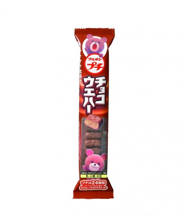 【写真を見る】チョコを挟んだサクサク食感の3層ウエハースに、チョコをかけた「プチチョコウエハー」(希望小売価格・税抜80円)