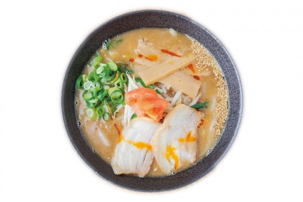 おのののかが「濃厚なとろとろの魚介豚骨スープと中太麺がよく絡まって最高なんです！」と絶賛する、「やっとこ」の「らー麺(みそ)並」(760円)