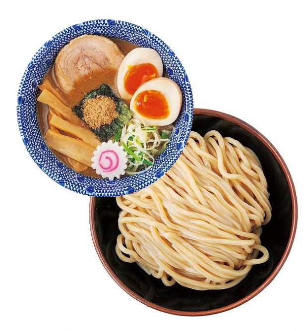 中村アンがおすすめする、六厘舎の「味玉つけめん」(950円)。「お代わりしたくなりますが、ガマンしてます」とモデルらしい一面も