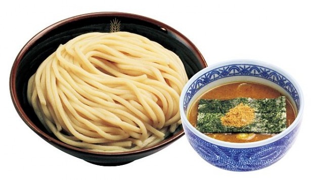 つけ麺専門店 三田製麺所 渋谷道玄坂店の「つけ麺」(730円)。岡田紗佳は、「麺の味がしっかりしていて、濃い目の豚骨魚介スープとマッチします」とアピール