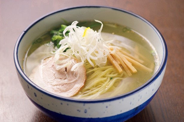 俺流塩らーめん 中目黒店の「俺流塩らーめん」(670円)。酢をたっぷり入れて食べるのが、筧美和子流なんだとか
