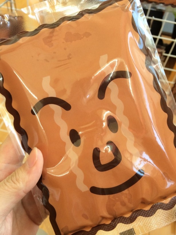 「メガしるこサンド」(250円)は、重量比が通常の商品の約15倍！手のひらよりも大きい