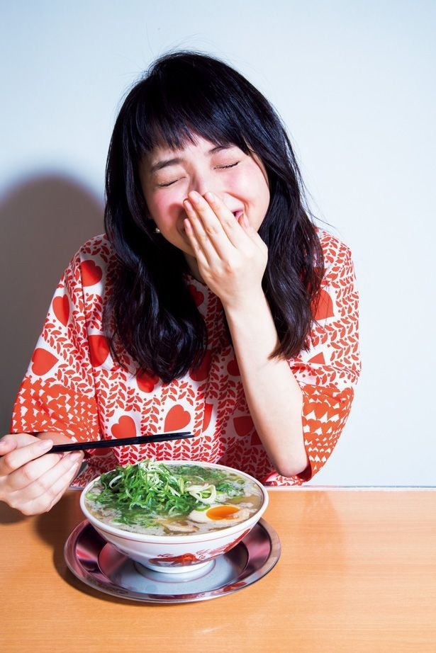 【写真を見る】ひと口食べて…史上最強のんちゃんスマイルを披露！「本当においしい。博多ラーメン好きなら、絶対に食べた方がいいですよ！」