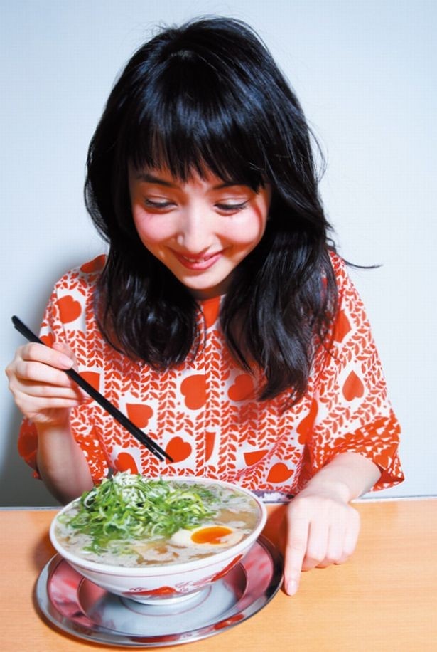 大好きなネギをどっさり！「どのラーメンでもネギは必ず増量します。このネギの量、最高！」