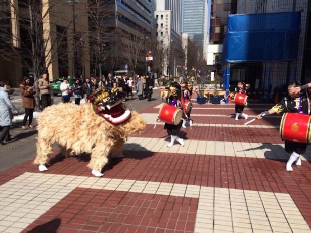 【写真を見る】昨年の幕開けはエイサーと獅子舞が披露された