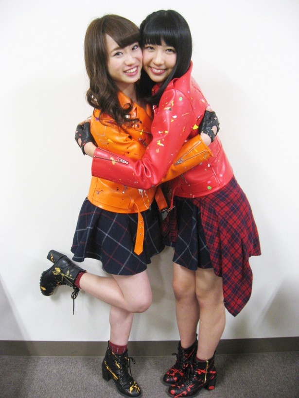 「SUPER☆GiRLS」の後藤彩（左）・溝手るか（右）